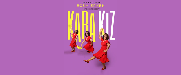 Veranstaltungsplakat für das türkischsprachige Theaterstück „Karışık Kaset“ mit Ecem Erkek. Vor violettem Hintergrund sind drei Darstellungen einer Person in rotem Kleid vor dem Schriftzug „Karışık Kaset“ zu sehen.
