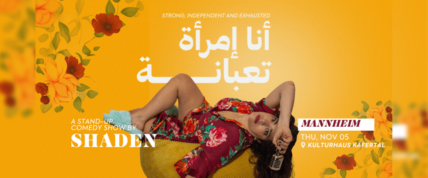 Werbegrafik für die Stand-up-Comedy-Show „أنا امرأة تعبانة“ von Shaden. Auf einem leuchtend gelben Hintergrund mit floralen Illustrationen liegt eine Person in einem rot gemusterten Kleid auf einem gelben Sitzmöbel und hält ein Mikrofon. Oben steht der englische Untertitel „Strong, Independent and Exhausted“, darunter der arabische Titel der Show. Links unten der Schriftzug „A Stand-Up Comedy Show by Shaden“. Rechts sind die Veranstaltungsdaten angegeben: „Mannheim“, „Thu, Nov 05“ und „Kulturhaus Käfertal“.